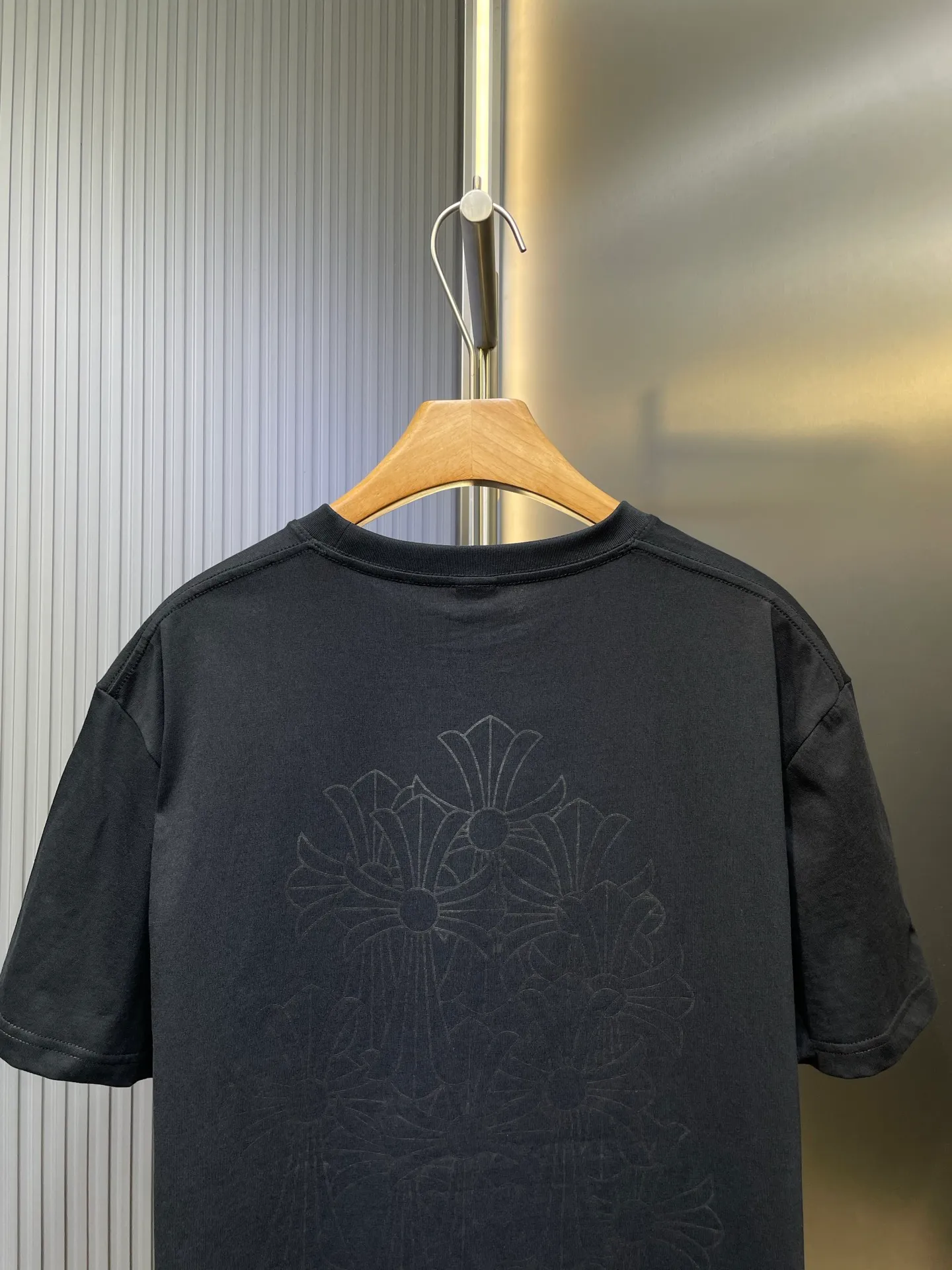 P250 Chrome Hearts 🌟[Top Original] Fabric: Cotton Material Description: The fabric is made of 26-woven 240-gram cotton material. Printing is very important. The ink used in the original version is beyond the standard printing. Generally, printing factories have no ability to restore it. After running to many factories, the final efforts paid off. The overall wiring is straight and delicate, the fabric is comfortable and soft, and the color is consistent without color difference. Can be matched with the same style to create a fashionable look, to suit various occasions, customized accessories, complete with three standards, same style for men and women size: s m l
